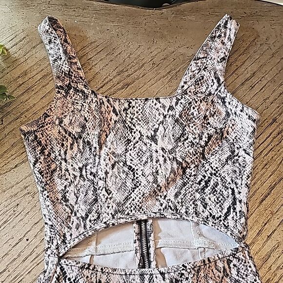 Snakeskin print jumpsuit with cutout size 2 Topshop - Picture 2 of 13